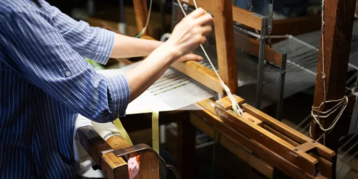 手織り作業の様子